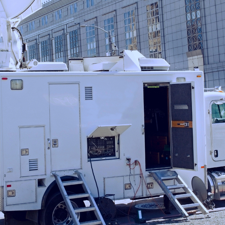 神奈川県警庁舎とテレビ中継車